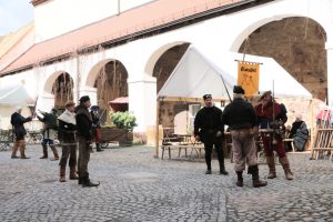 Mittelalterliche Schauspieler im Burghof