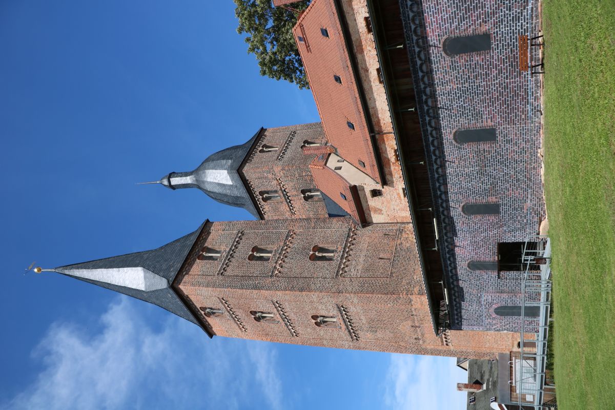 1618 erhielt der Nordturm seine barocke Haube