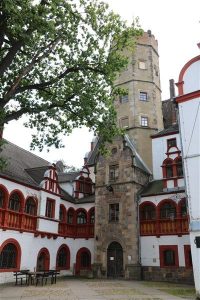 Das Haupthaus mit dem Turm