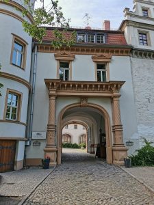 Einfahrt und Tor