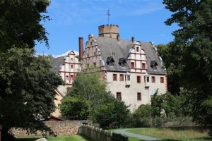 Links angrenzend befindet sich ein Kindergarten