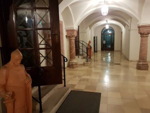 Ritter am Kellereingang