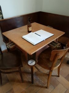 Skattisch mit Bierhalter und Münzschublade