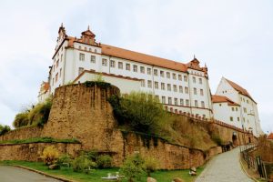 Torauffahrt